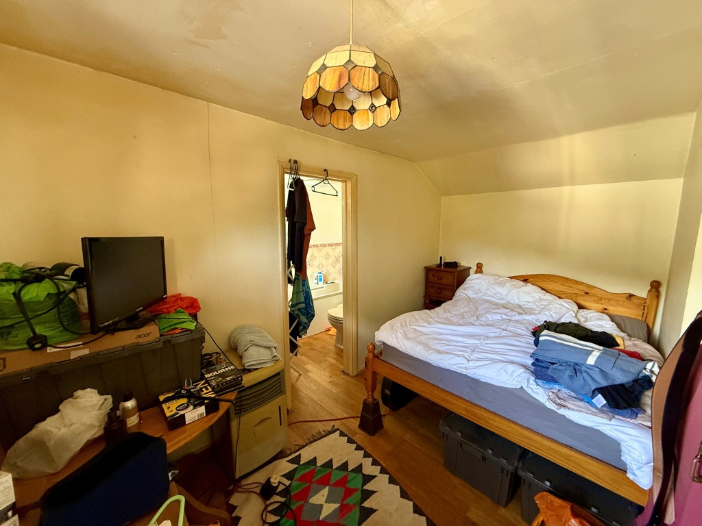 Lot: 80 - EQUESTRIAN FACILITY - INDOOR MANÈGE, STABLES, PADDOCKS AND ACCOMMODATION - Flat four - Bedroom